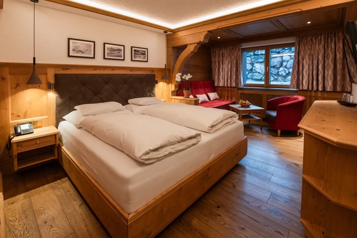 Habitación doble Classic con cama doble y rincón de estar del Hotel Ulli en Zürs am Arlberg